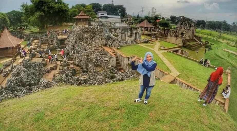 Destinasi Wisata Cirebon Gua Sunyaragi