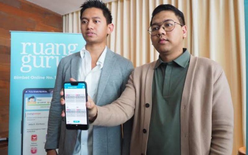 Ruangguru dan Telkomsel memberikan akses untuk siswa belajar secara online. (Foto: sinarharapan.id)