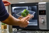 Beberapa jenis makanan sebaiknya tidak boleh dipanaskan dengan menggunakan microwave. (Foto: kompas.com)