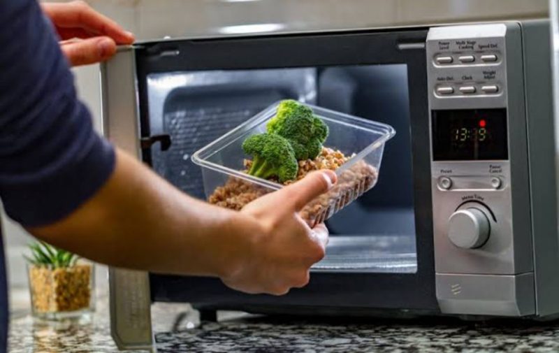 Beberapa jenis makanan sebaiknya tidak boleh dipanaskan dengan menggunakan microwave. (Foto: kompas.com)