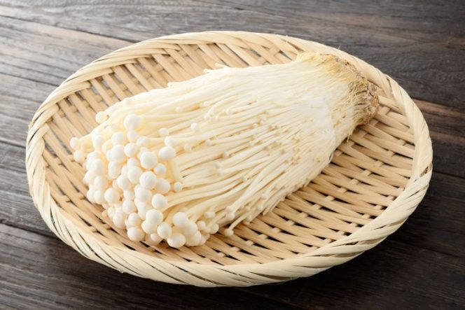 Jamur enoki terindikasi mengandung bakteri yang berbahaya bagi kesehatan manusia. (Foto: Shutterstock)