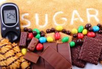 Mengonsumsi makanan manis secara berlebihan dapat menyebabkan diabetes. Untuk mencegahnya, kita harus peka terhadap diri kita sendiri dengan memperhatikan tanda-tanda dari tubuh kita ketika kelebihan gula. (Foto: hellosehat.com)