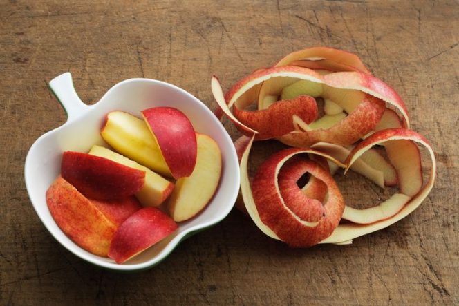 Kulit apel memiliki cukup banyak manfaat untuk kesehatan yang sangat sayang untuk dilewatkan. (Foto: shutterstock)