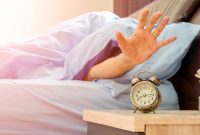 Mengantuk di pagi hari bisa membuat konsentrasi menjadi sulit. Untuk mengatasinya, berikut ini adalah beberapa cara yang bisa kita lakukan. (Foto: tirto.id)