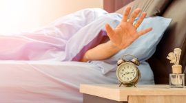 Mengantuk di pagi hari bisa membuat konsentrasi menjadi sulit. Untuk mengatasinya, berikut ini adalah beberapa cara yang bisa kita lakukan. (Foto: tirto.id)