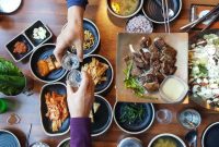 Sahur dengan menu makan makanan yang itu-itu saja tentunya membosankan. Untuk mengakalinya, kamu dapat mengkreasikan makanan ala drama Korea. (Foto: iStockphoto)