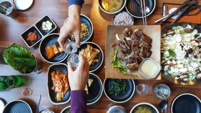 Sahur dengan menu makan makanan yang itu-itu saja tentunya membosankan. Untuk mengakalinya, kamu dapat mengkreasikan makanan ala drama Korea. (Foto: iStockphoto)