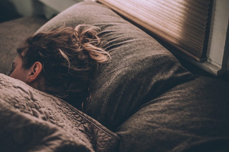 Kesulitan tidur dapat diatasi dengan berbagai cara dan bantuan salah satunya metode mendengarkan white noise. (Foto: unsplash.com)