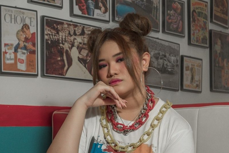 Bea Serendy, artis belia berusia 14 tahun asal Yogyakarta, mengawali tahun baru dengan merilis single baru yang berjudul “From a Distance”. (Foto: Dok. Pandora Visions)