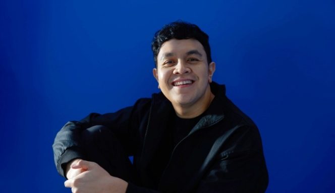 Tulus mengajak Petra Sihombing dan Erwin Gutawa untuk menciptakan lagu berjudul 