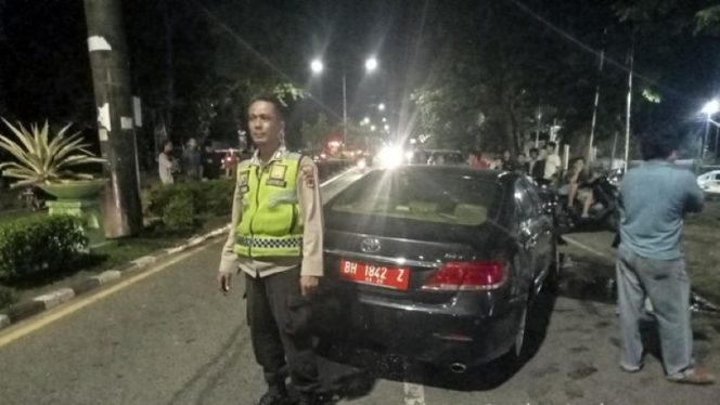 Mobil dinas Toyota Camry milik DPRD Jambi mengalami kecelakaan tunggal saat dikendarai oleh pelajar SMA yang membawa perempuan telanjang. (Foto: Istimewa)