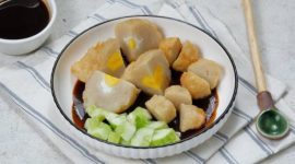 Pempek Palembang berhasil mengalahkan sushi dengan masuk urutan lima besar makanan olahan ikan terenak di dunia.