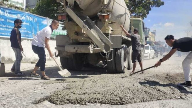 Viral kisah Bambang yang rela keluarkan uang pribadinya untuk memperbaiki jalan rusak di Pekanbaru tetapi malah diteror orang tak dikenal. (Foto: Kompas)