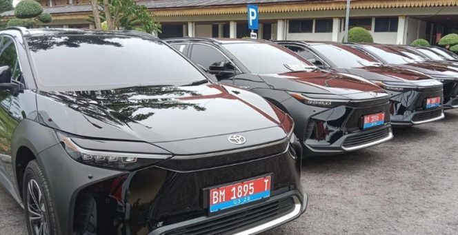 Kejati Riau mengembalikan mobil listrik yang dibeli dengan harga Rp1,3 miliar per unit dan meminta untuk diganti dengan Fortuner. (Foto: Detik)