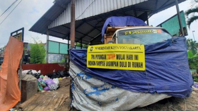 Siasati kedaruratan sampah di Yogyakarta, Tim KKN-PPM UGM lakukan edukasi kepada masyarakat terkait pembuatan eco enzyme. (Foto: Tribunjogja)