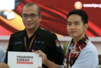 Ketua KPU dinyatakan oleh DKPP melanggar etik karena menerima pencalonan Gibran. Lantas bagaimanakah nasib putra sulung Presiden Jokowi itu? (Foto: VOA)