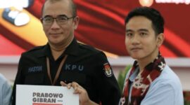 Ketua KPU dinyatakan oleh DKPP melanggar etik karena menerima pencalonan Gibran. Lantas bagaimanakah nasib putra sulung Presiden Jokowi itu? (Foto: VOA)