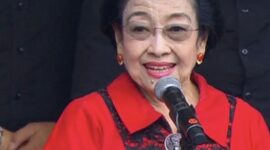 Megawati kerap terlihat menggunakan benda seperti tindik di hidungnya yang ternyata merupakan alat medis plug nasal filter. (Foto: PDIP)