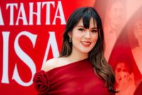 Kisah kesuksesan penyanyi Raisa serta orang-orang di baliknya akan dibahas dalam film dokumenter berjudul Harta, Tahta, Raisa. 