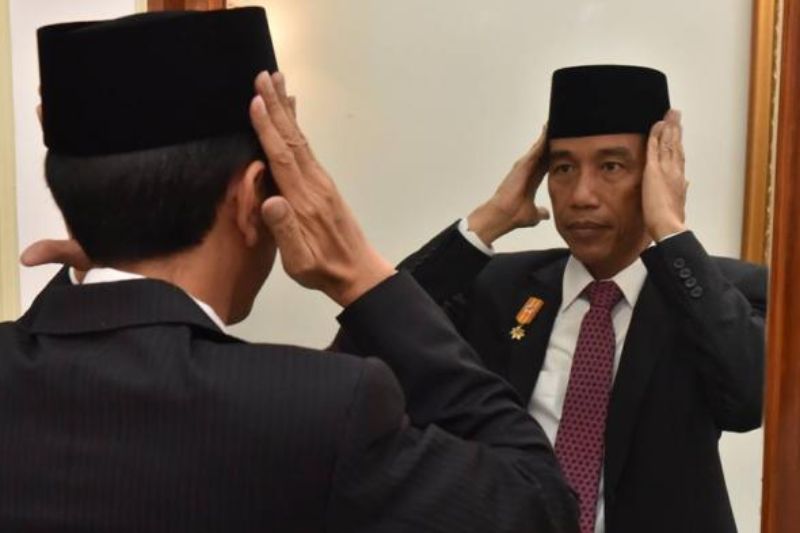 Presiden Jokowi meminta kepada para menterinya untuk tidak membuat kebijakan yang dapat merugikan masyarakat jelang masa jabatannya berakhir. (Foto: Facebook/Jokowi)